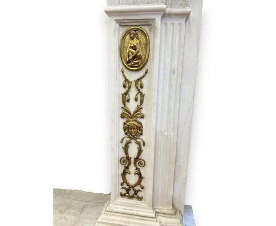 
Camino in Marmo bianco statuario con Bronzi Dorati
