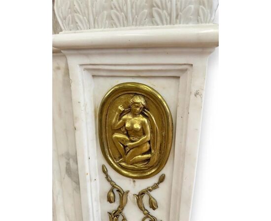 
Camino in Marmo bianco statuario con Bronzi Dorati