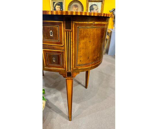 Oval writing desk veneered in walnut and bois de rose - Italy, Louis XVI period.