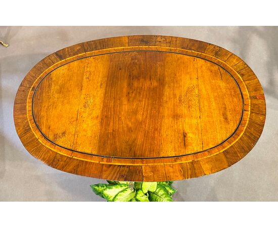 Oval writing desk veneered in walnut and bois de rose - Italy, Louis XVI period.