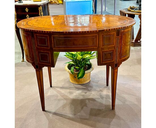 Oval writing desk veneered in walnut and bois de rose - Italy, Louis XVI period.