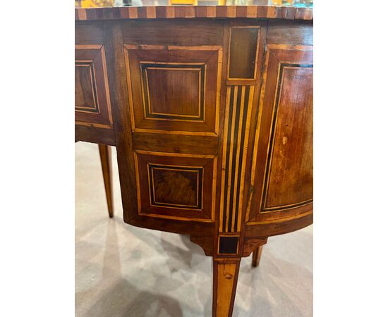Oval writing desk veneered in walnut and bois de rose - Italy, Louis XVI period.