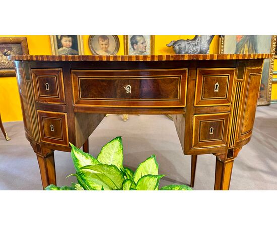 Oval writing desk veneered in walnut and bois de rose - Italy, Louis XVI period.