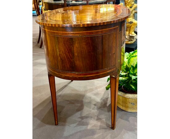 Oval writing desk veneered in walnut and bois de rose - Italy, Louis XVI period.