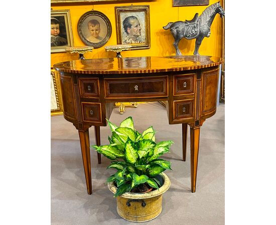 Oval writing desk veneered in walnut and bois de rose - Italy, Louis XVI period.