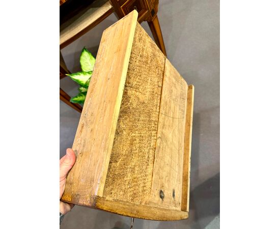 Scrittoio ovale lastronato in noce e bois de rose - Italia, epoca Luigi XVI.