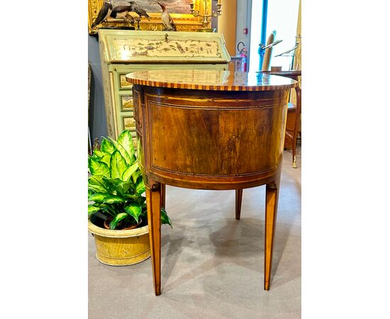 Oval writing desk veneered in walnut and bois de rose - Italy, Louis XVI period.