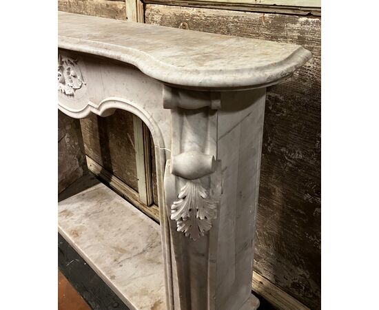 CHM599 - Carrara white marble fireplace, complete with base, 18th/19th century, measures cm L 148 x H 101 x D 40