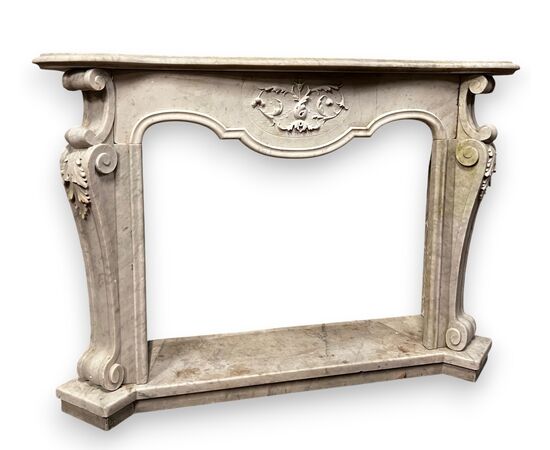 CHM599 - Carrara white marble fireplace, complete with base, 18th/19th century, measures cm L 148 x H 101 x D 40