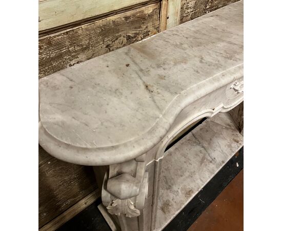 CHM599 - Carrara white marble fireplace, complete with base, 18th/19th century, measures cm L 148 x H 101 x D 40