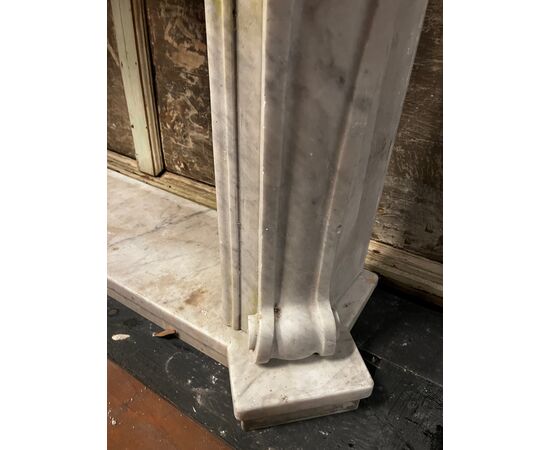 CHM599 - Carrara white marble fireplace, complete with base, 18th/19th century, measures cm L 148 x H 101 x D 40