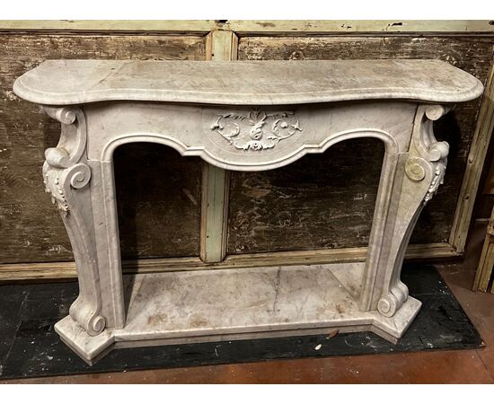 CHM599 - Carrara white marble fireplace, complete with base, 18th/19th century, measures cm L 148 x H 101 x D 40