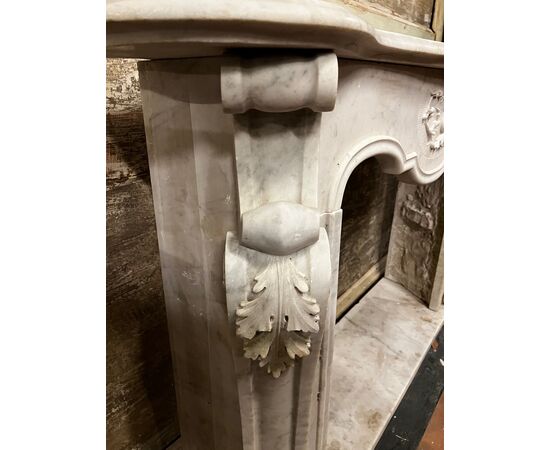 CHM599 - Carrara white marble fireplace, complete with base, 18th/19th century, measures cm L 148 x H 101 x D 40