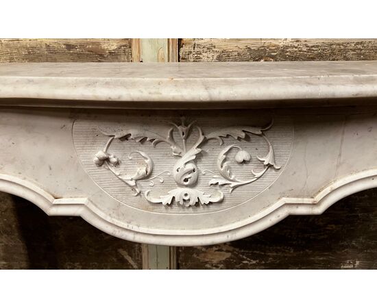 CHM599 - Carrara white marble fireplace, complete with base, 18th/19th century, measures cm L 148 x H 101 x D 40
