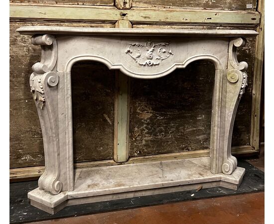 CHM599 - Carrara white marble fireplace, complete with base, 18th/19th century, measures cm L 148 x H 101 x D 40