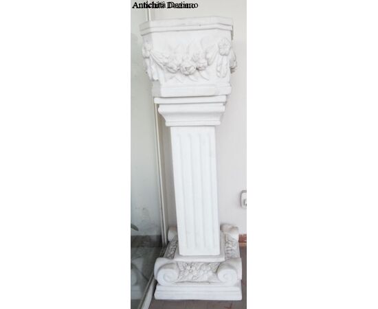 Colonna ionica e vaso in marmo
