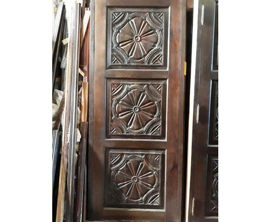 Porta con pannelli intagliati