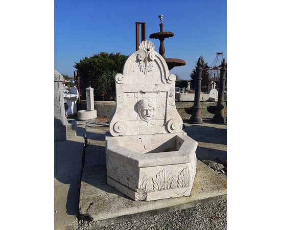 Fontana in travertino