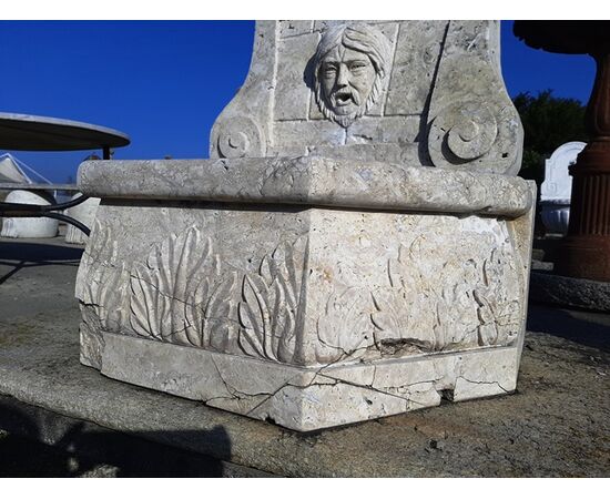 Fontana in travertino
