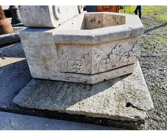 Fontana in travertino