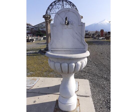 Wall fountain