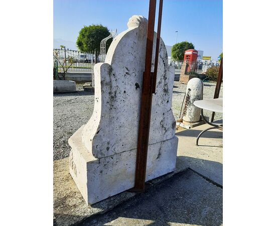 Fontana in travertino