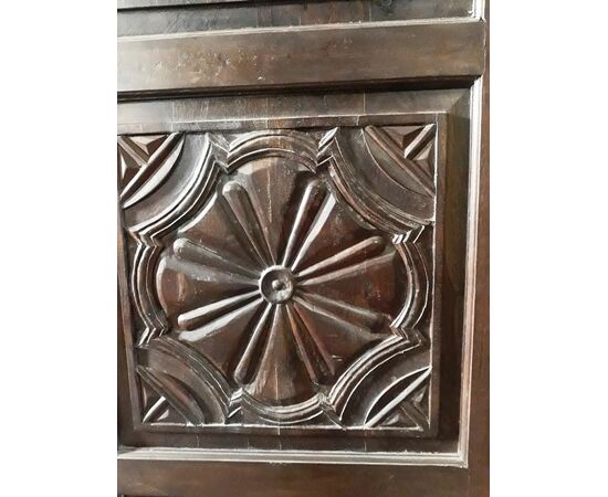 Porta con pannelli intagliati