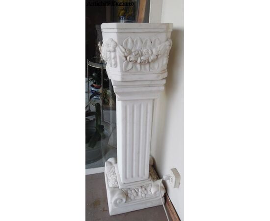 Colonna ionica e vaso in marmo