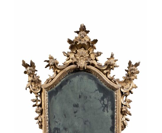 Carved and gilded wooden mirror. Northern Italy, 18th century.