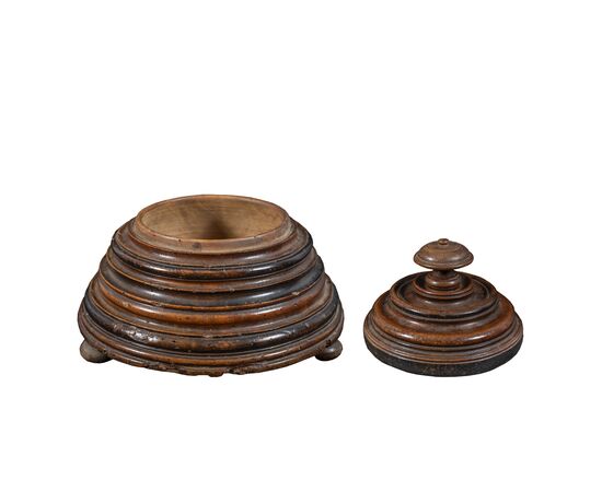 Finely turned wooden box. East India Company, 17th century.