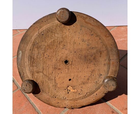 Finely turned wooden box. East India Company, 17th century.