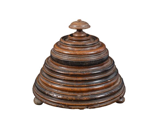Finely turned wooden box. East India Company, 17th century.