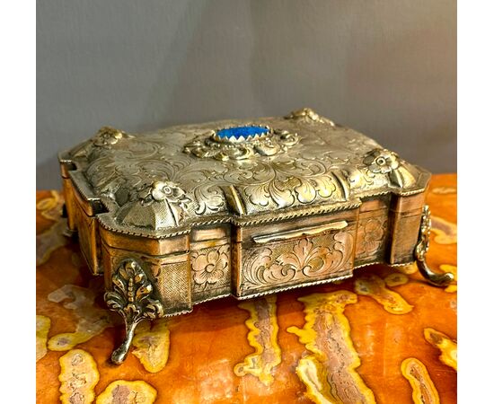 Scatola in metallo argentato finemente cesellata con pietra blu Europa, XIX secolo