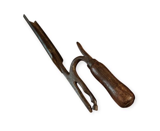 Zoomorphic farrier's tool