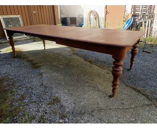 Elegant English table