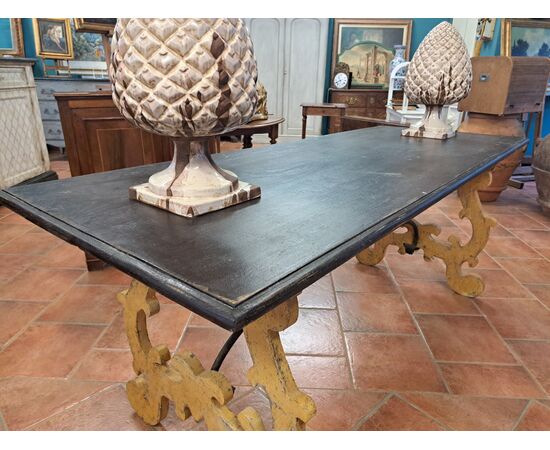 Large lyre-shaped lacquered table Large lyre-shaped lacquered table