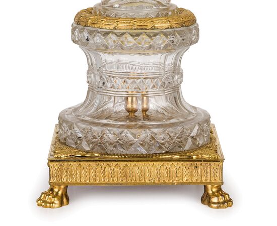 Vaso centrotavola in cristallo molato e bronzo dorato, Francia, primi XIX secolo Vaso centrotavola in cristallo molato e bronzo dorato, Francia, primi XIX secolo