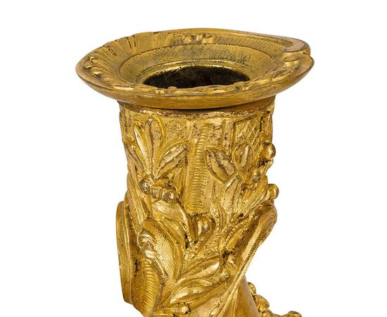 Coppia di piccoli candelieri in bronzo dorato, Francia, XIX secolo, stile Luigi XV Coppia di piccoli candelieri in bronzo dorato, Francia, XIX secolo, stile Luigi XV