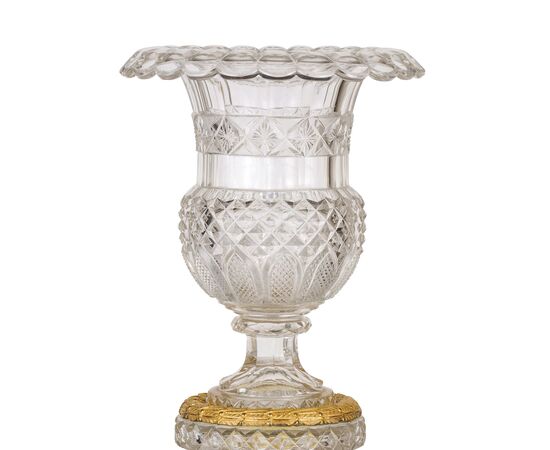 Vaso centrotavola in cristallo molato e bronzo dorato, Francia, primi XIX secolo Vaso centrotavola in cristallo molato e bronzo dorato, Francia, primi XIX secolo