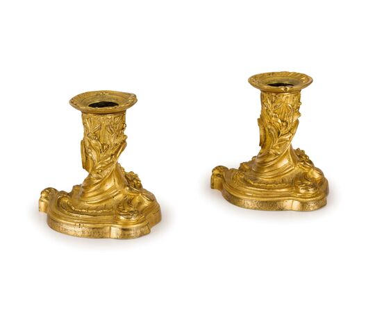 Coppia di piccoli candelieri in bronzo dorato, Francia, XIX secolo, stile Luigi XV Coppia di piccoli candelieri in bronzo dorato, Francia, XIX secolo, stile Luigi XV