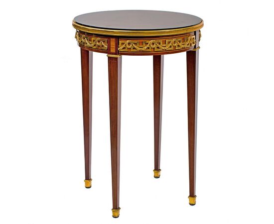 Elegante tavolino da centro, Francia XX secolo, stile Luigi XVI Elegante tavolino da centro, Francia XX secolo, stile Luigi XVI