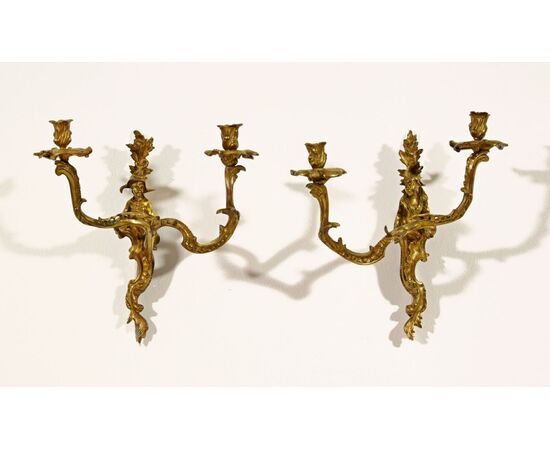 Coppia di appliques in bronzo dorato con figure di cinesi, Francia XIX Coppia di appliques in bronzo dorato con figure di cinesi, Francia XIX