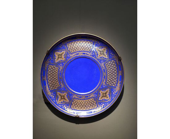 Grande piatto da parata in porcellana decorata, Francia, prima metà del XIX secolo Grande piatto da parata in porcellana decorata, Francia, prima metà del XIX secolo