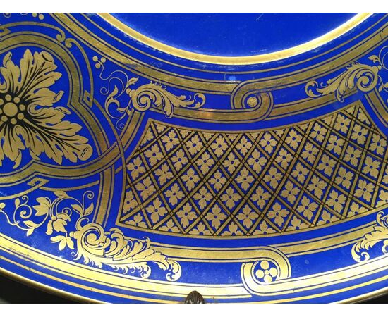 Grande piatto da parata in porcellana decorata, Francia, prima metà del XIX secolo Grande piatto da parata in porcellana decorata, Francia, prima metà del XIX secolo