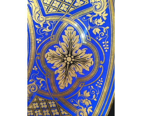 Grande piatto da parata in porcellana decorata, Francia, prima metà del XIX secolo Grande piatto da parata in porcellana decorata, Francia, prima metà del XIX secolo