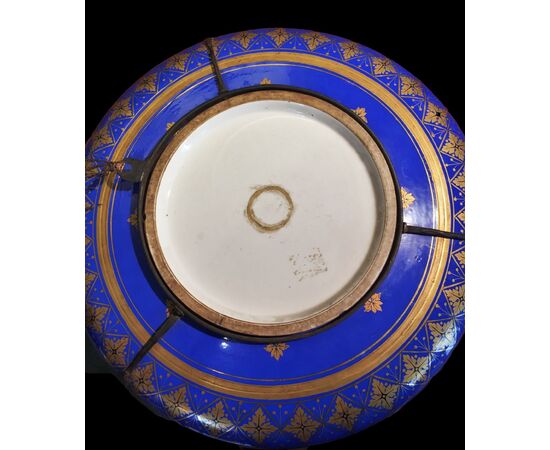 Grande piatto da parata in porcellana decorata, Francia, prima metà del XIX secolo Grande piatto da parata in porcellana decorata, Francia, prima metà del XIX secolo