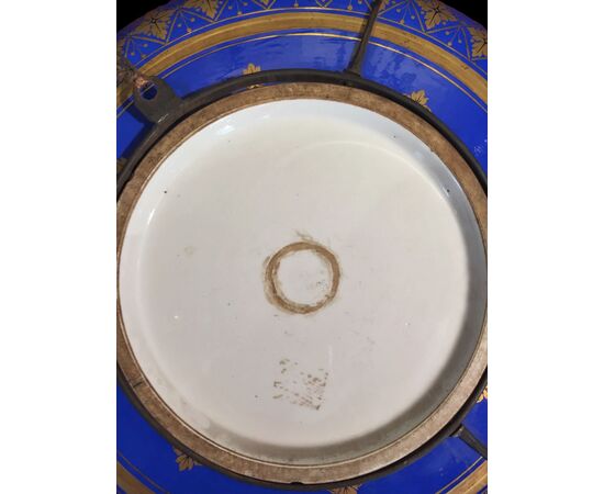 Grande piatto da parata in porcellana decorata, Francia, prima metà del XIX secolo Grande piatto da parata in porcellana decorata, Francia, prima metà del XIX secolo