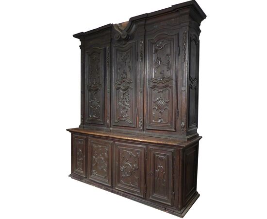 Mobile credenza in legno di noce scolpito, Piemonte, XVII secolo Mobile credenza in legno di noce scolpito, Piemonte, XVII secolo