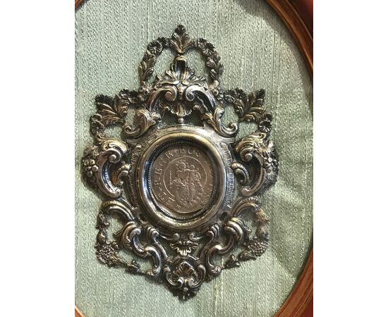 Cornice in argento cesellato e sbalzato del XVIII secolo contenente scudo genovese del 1683 Cornice in argento cesellato e sbalzato del XVIII secolo contenente scudo genovese del 1683