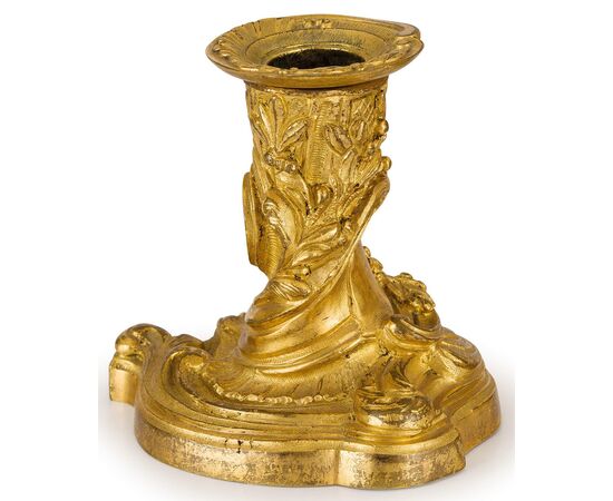Coppia di piccoli candelieri in bronzo dorato, Francia, XIX secolo, stile Luigi XV Coppia di piccoli candelieri in bronzo dorato, Francia, XIX secolo, stile Luigi XV